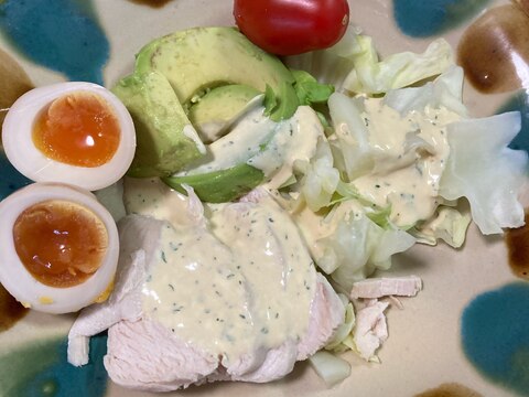 鶏ハム×アボガド×煮卵のワンプレートサラダ